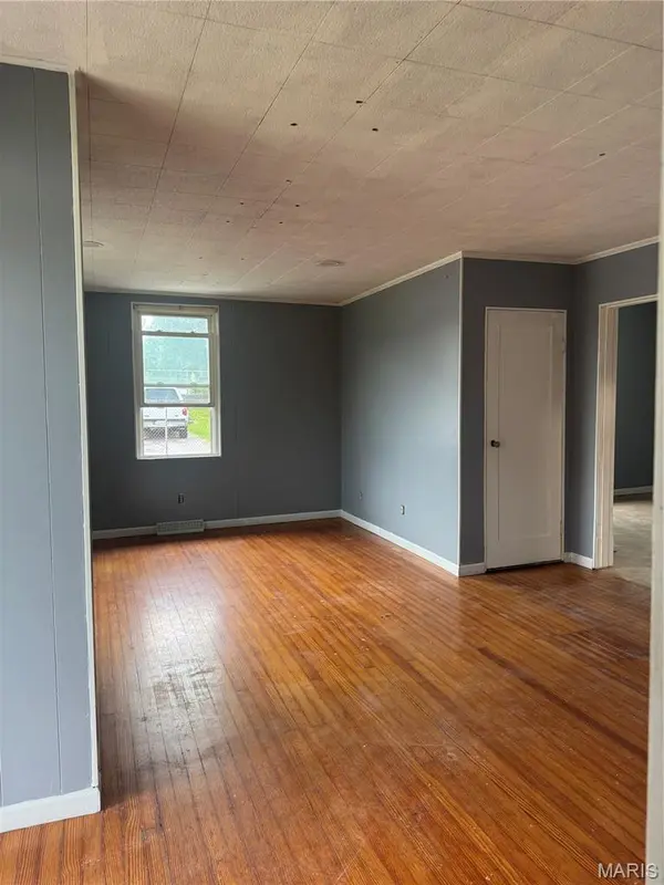 10526 Old Olive Street RD, Creve Coeur, MO 63141