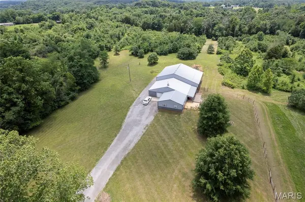 211 Henry Hicks RD, Herod, IL 62947