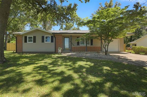 1217 E Nicholas ST, Carlinville, IL 62626