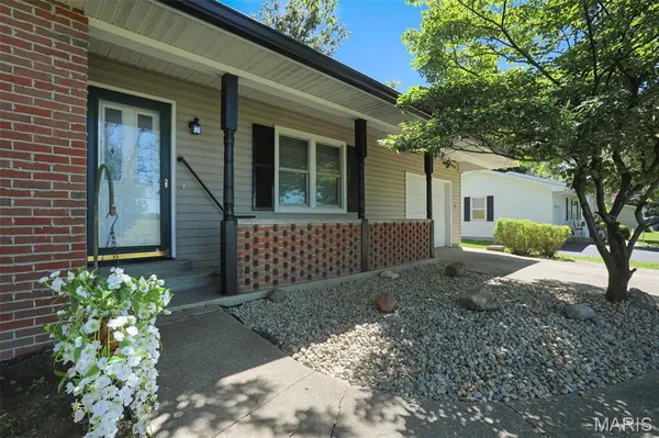 1217 E Nicholas ST, Carlinville, IL 62626