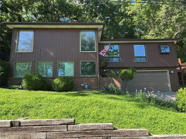 3102 Illini TRL, Godfrey, IL 62035