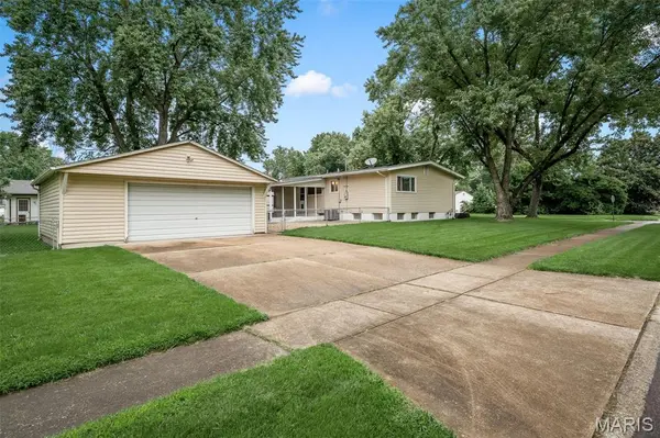 950 Kostka LN, Florissant, MO 63031