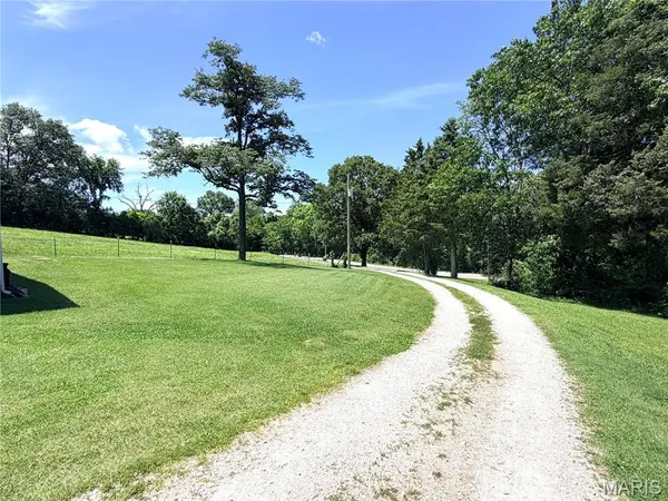 1086 Mill Hill RD, St Clair, MO 63077
