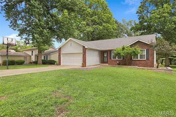 28 S Meadow LN, Glen Carbon, IL 62034