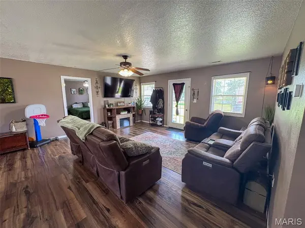 523 Sunny Valley LN, Poplar Bluff, MO 63901