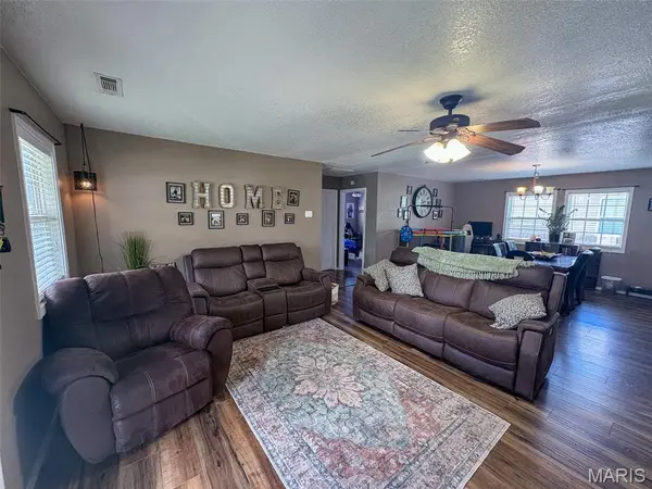 523 Sunny Valley LN, Poplar Bluff, MO 63901