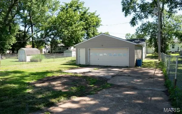 754 Loekes DR, Florissant, MO 63031