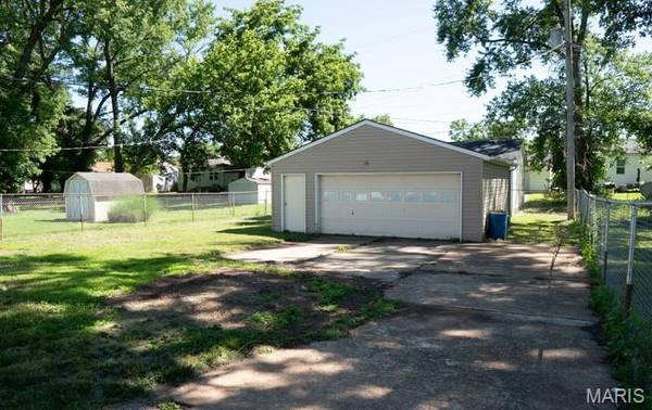 754 Loekes DR, Florissant, MO 63031