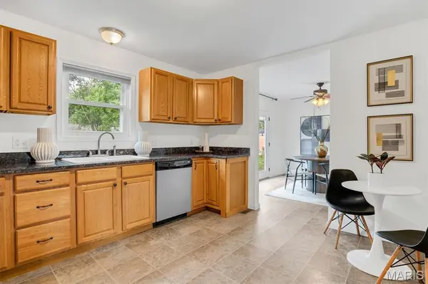 416 Richarz DR, Fenton, MO 63026