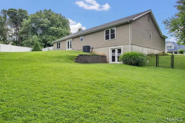 416 Richarz DR, Fenton, MO 63026
