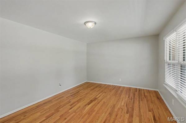 566 Candle Light LN, Hazelwood, MO 63042