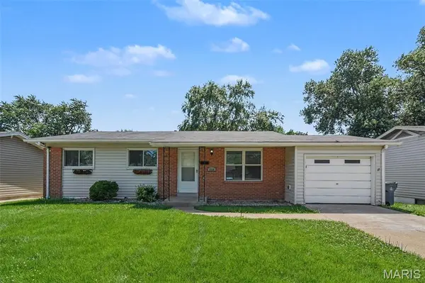 566 Candle Light LN, Hazelwood, MO 63042