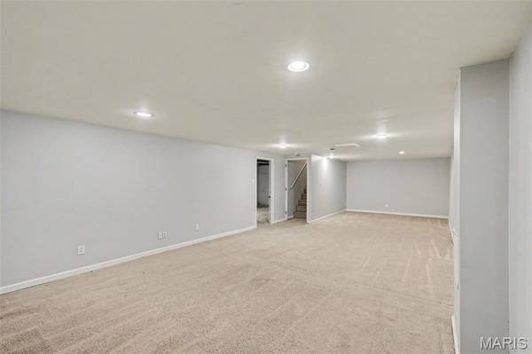 566 Candle Light LN, Hazelwood, MO 63042