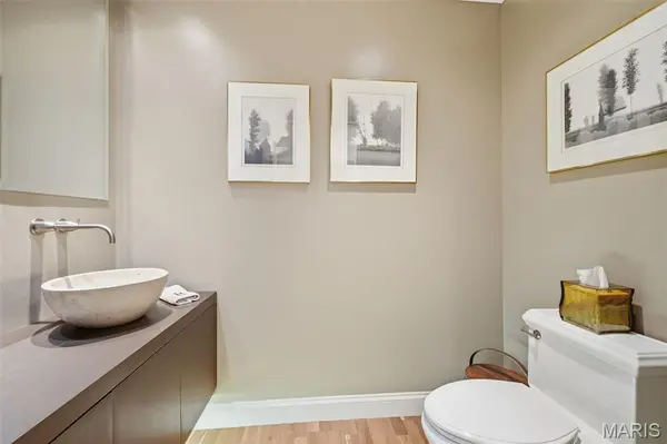 540 N And South RD #204, University City, MO 63130