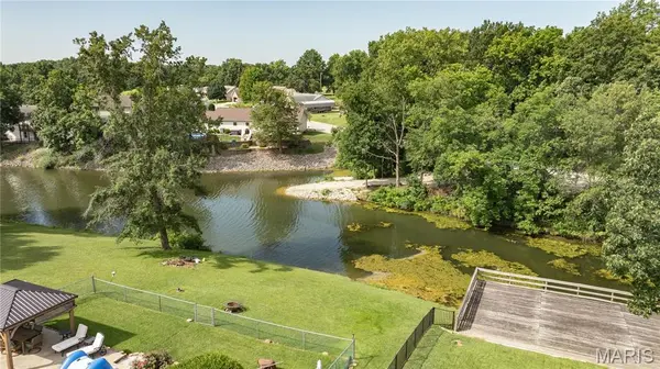 24 Islander DR, Brighton, IL 62012