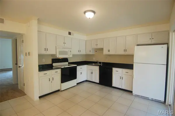 10174 Sakura DR, St Louis, MO 63128