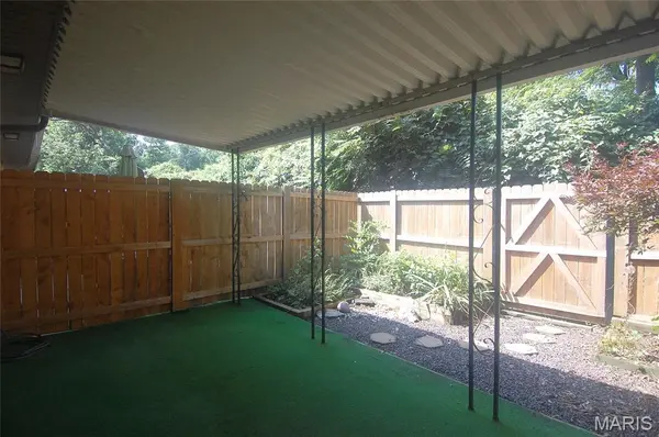 10174 Sakura DR, St Louis, MO 63128