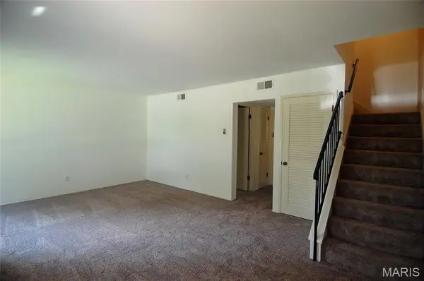 10174 Sakura DR, St Louis, MO 63128