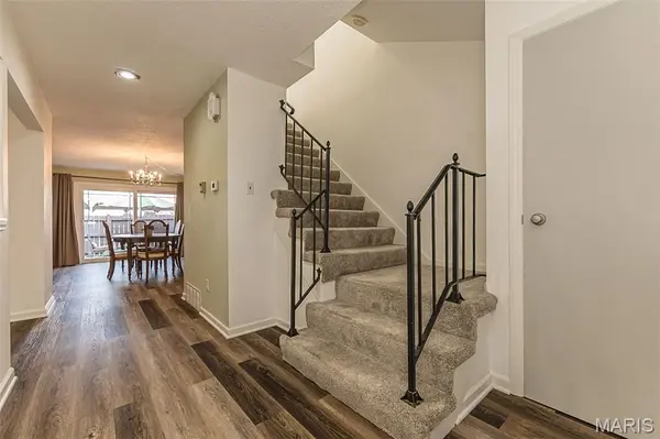 4327 Chateau De Ville DR, St Louis, MO 63129