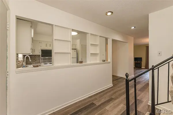 4327 Chateau De Ville DR, St Louis, MO 63129