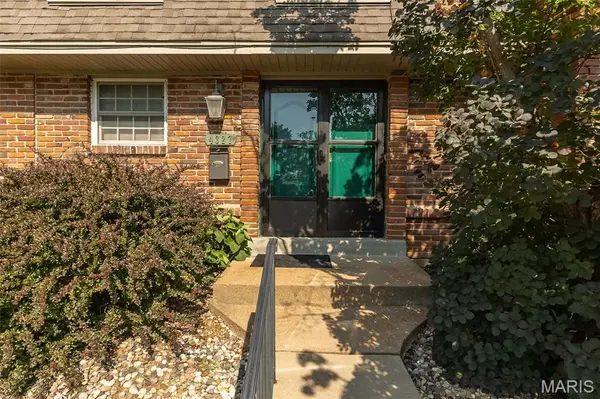 4327 Chateau De Ville DR, St Louis, MO 63129