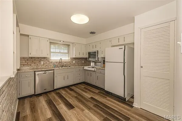 4327 Chateau De Ville DR, St Louis, MO 63129