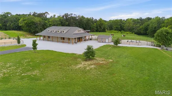 9420 Gilmore Lake RD, Columbia, IL 62236