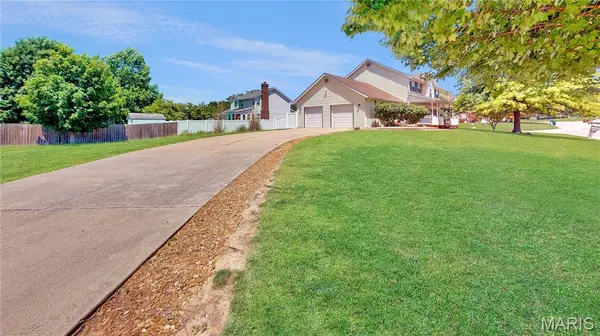 3284 Tanglebrook DR, Belleville, IL 62221