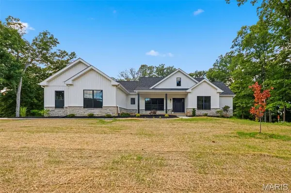 15 Woodline DR, Winfield, MO 63389