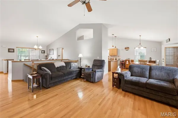 818 E Wood DR, Columbia, IL 62236