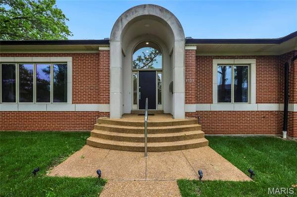 8333 Kingsbury BLVD, Clayton, MO 63105