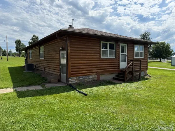 519 E Walnut ST, Perry, MO 63462