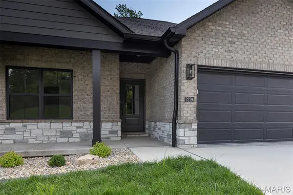 2279 Pelham LN, Maryville, IL 62062