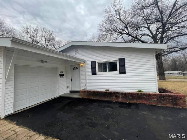 8428 Saint Olaf DR, St Louis, MO 63134