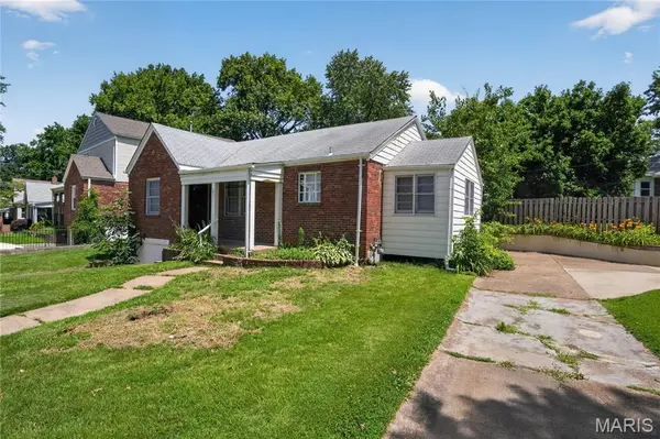 9013 Pallardy LN, Overland, MO 63114