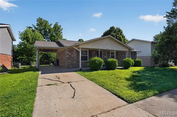 2371 Farflung DR, Florissant, MO 63031