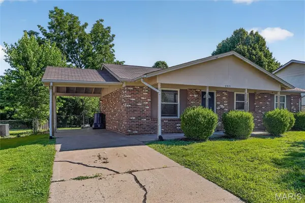 2371 Farflung DR, Florissant, MO 63031