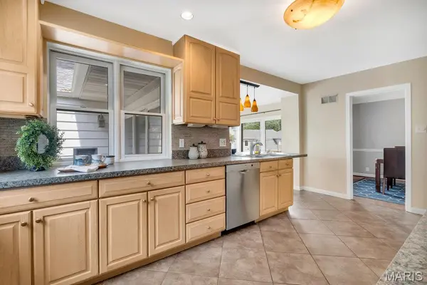 81 Heatherbrook LN, Kirkwood, MO 63122