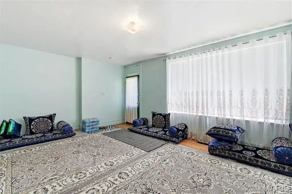 3945 S Grand BLVD, St Louis, MO 63118
