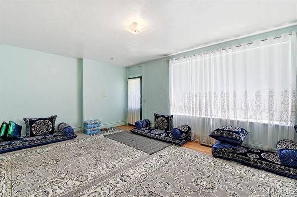 3945 S Grand BLVD, St Louis, MO 63118