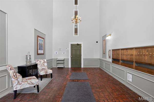 1525 Hampton Hall DR #12, Chesterfield, MO 63017