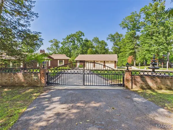 696 Radcliff LN, Poplar Bluff, MO 63901