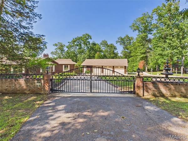 696 Radcliff LN, Poplar Bluff, MO 63901