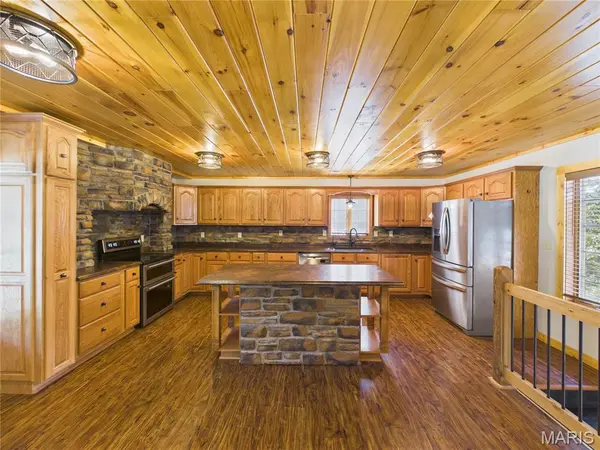 696 Radcliff LN, Poplar Bluff, MO 63901
