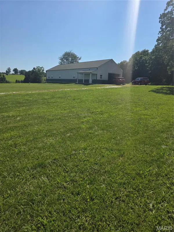 889 Hagen DR, St Clair, MO 63077