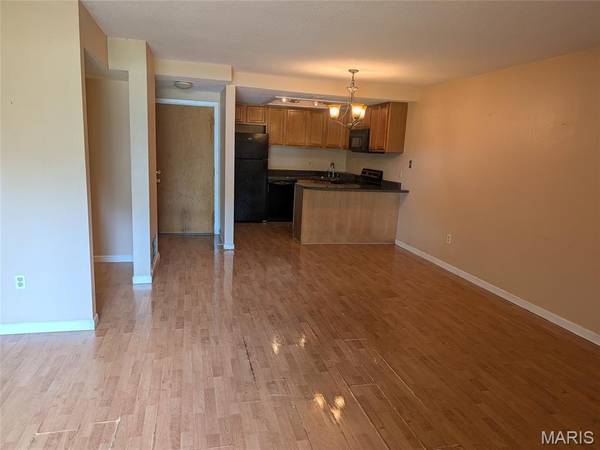 1380 Heritage LNDG #106, St Charles, MO 63303