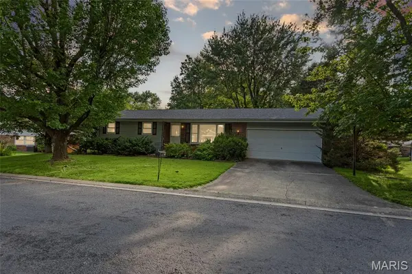 24 Cardinal LN, Highland, IL 62249