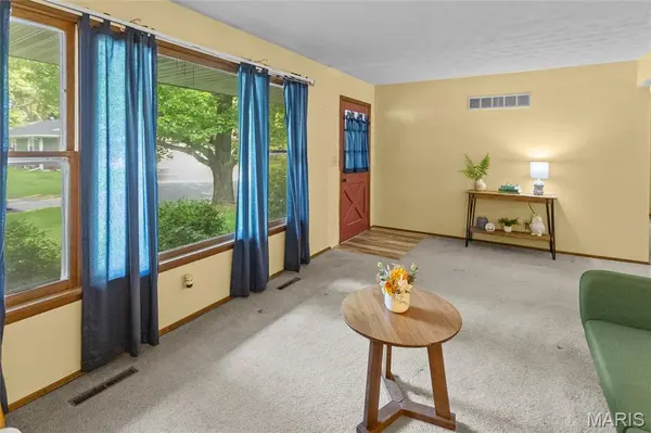 24 Cardinal LN, Highland, IL 62249