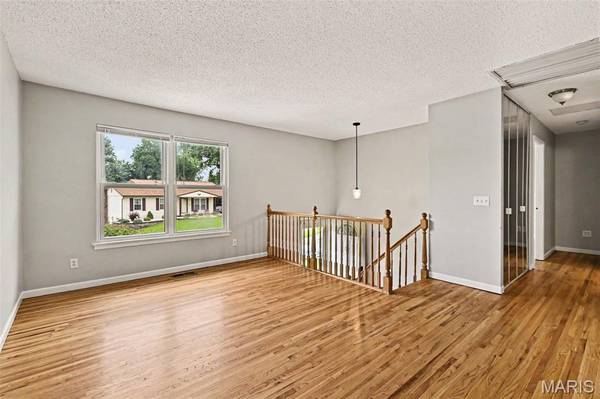 1555 Ville Gloria LN, Hazelwood, MO 63042