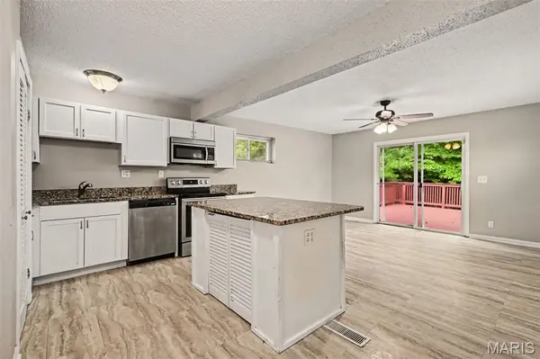 1555 Ville Gloria LN, Hazelwood, MO 63042